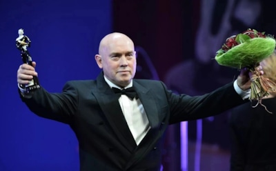 Олег Меньшиков бросил любимый спектакль и рассказал о состоянии Виктора Сухорукова после острого инфаркта