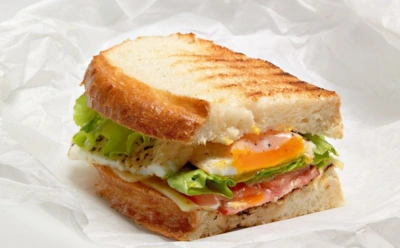 Бутеры и бургеры идут лесом — теперь в меню новый хит: после этого слоеного сэндвича к старым закускам точно возвращаться не захочется