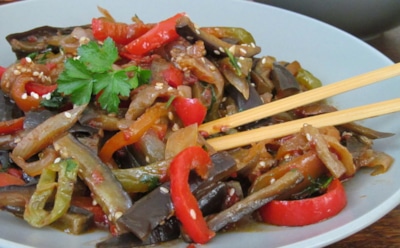 Не только морковка и кимчи: этот корейский теплый салат наведет шороху среди гостей — только дайте им попробовать кадичу