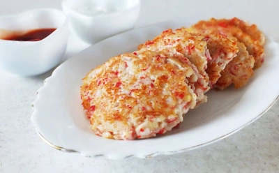 Не только в салат — теперь крабовые палочки реально в деле: после таких оладий на другие и смотреть не захочешь — попробуйте этот рецепт