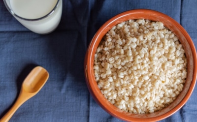 Необычный завтрак с изюминкой — просто попробуйте приготовить вместо овсянки перловку на молоке