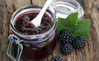 Теперь для яркого вкуса не требуется много усилий и мук: этот ежевичный джем не заставит вас потеть у плиты — мультиварочка помогает