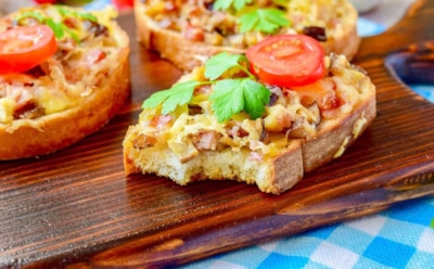 Бутерброды с колбасой — это несерьезно: попробуйте новый удивительно аппетитный рецепт — такое угощение заряжает на весь день