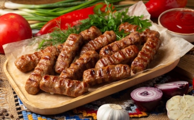 Сочный аромат с огоньком: вы только попробуйте эти волшебные молдавские мититеи — рассказываем, как приготовить легендарные колбаски дома без гриля