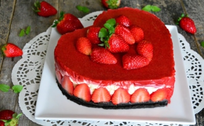 Вы влюбитесь с первого кусочка — перед таким десертом устоять невозможно: этот торт станет главным украшением вашего романтического вечера