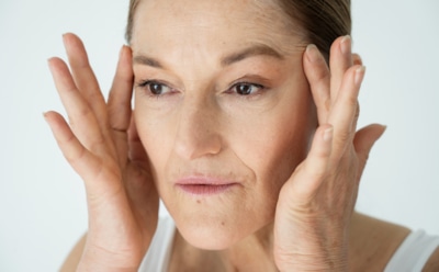 Время работает против кожи: как сохранить ее упругость и сияние — советы дерматолога о базовом уходе