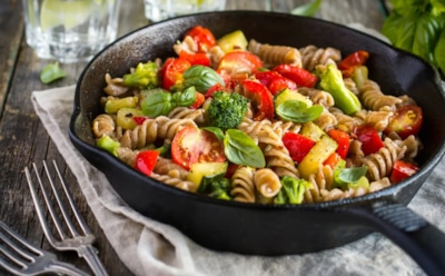 Макароны, о которых вы не знали: жарим сырыми прямо в соусе — получится ярко, сочно и без слипания