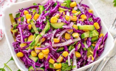 Цвет в тарелке, вкус на максимум: попробуйте салат из краснокочанной капусты и кукурузы — хрустящий и бодрящий микс