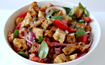 Хруст и свежесть в каждой вилке: рассказываем, как сделать классическую панцанеллу с огурцом, брынзой и ароматной заправкой