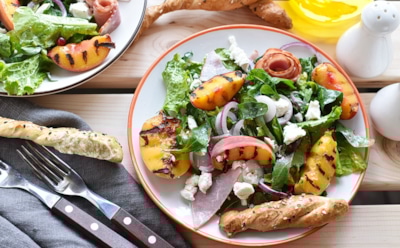 Окунитесь в летнее безумие с этим угощением: соедините ветчину с фруктами и ягодами, чтобы насладиться по-настоящему ярким вкусом