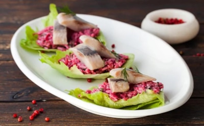 Летом не до шубы — поэтому свеклу готовим так: этот салат представит привычные ингредиенты в новом свете — пробовать обязательно