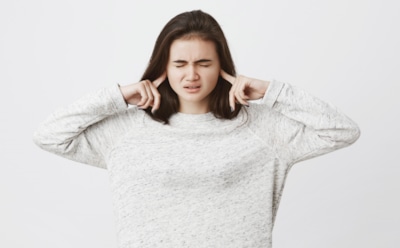 Когда шум в ушах не просто звук: перечислены опасные сигналы — что нужно срочно проверить у врача