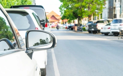 Летняя парковка — игра на выживание: палящий асфальт и птицы-саботажники — как спасти машину от жары и неожиданных угроз