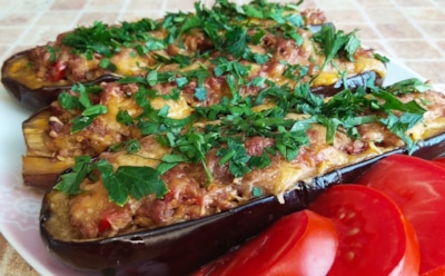 Слишком вкусно, чтобы делиться: эти баклажаны с телятиной и мягким сыром — идеальная альтернатива надоевшим голубцам