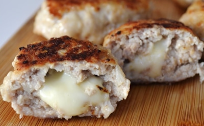 Сыр внутри, грибы снаружи — гарантия сытного ужина: эти мясные биточки устроят пир во рту и праздник в животе