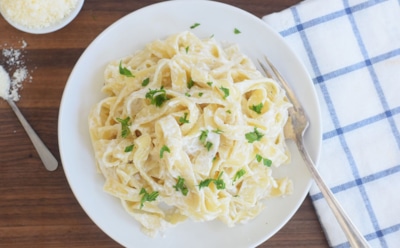 Дочь пролила йогурт в макароны — вышло супер: такое угощение вам точно запомниться и добавит вашему обеду новых красок — попробовать точно стоит