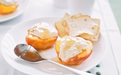 Сладкий удар под ложечку: эти персики с рикоттой бьют точно в чувство прекрасного — и готовятся проще простого