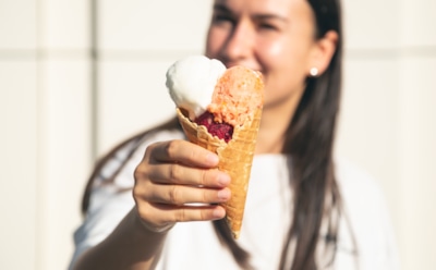 Не слипнется — так закарамелизируется: диетолог рассказал, почему опасно есть сладости в жаркую погоду — узнайте, чем заменить мороженое и колу