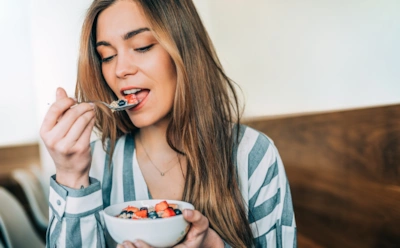 Умный ест медленно: как накормить мозг и не накопить жир — рассказывает эндокринолог