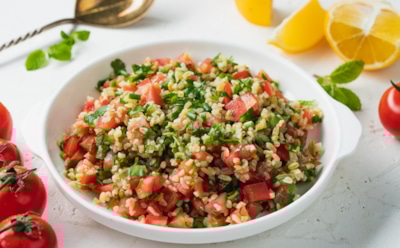 Настроение на нуле — приготовьте табуле: этот ливанский салат с булгуром и лимоном подарит вкус солнца и свежести