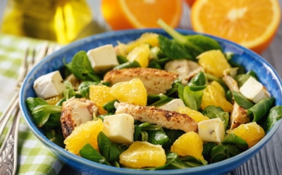 Жаркому лету — легкий салат: приготовьте его из курицы с добавлением апельсинов и поразите этим сочетанием себя и своих близких