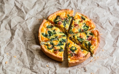 Легко, сытно и в меру сырно: приготовьте пирог с тыквой, который не даст заскучать вашим гостям