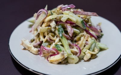 Омлетный ход конем: салат «Шустрик» разбивает оливье на повороте