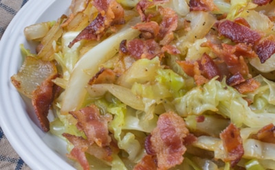 Хруст и аромат с первого укуса: капуста с ветчиной и фасолью в стиле стир-фрай — обед за 15 минут