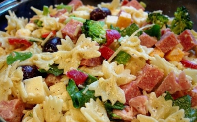 Итальянцы бы ахнули и затем восторженно выругались: так над пастой еще не издевались — но как же вкусно есть этот удивительный салат