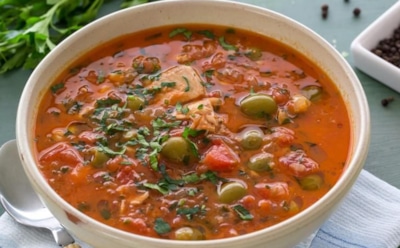 Картошка плавает, индейка греется — угощение с душой и ароматом Средиземноморья: такой суп даже самые капризные едоки уплетают без уговоров