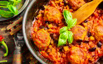 Только попробуйте фрикадельки в пряном соусе: это нежное мясо в обнимку с баклажанами и томатами — идеальный ужин на скорую руку