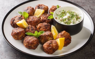 Оливковое золото Греции: узнайте, как приготовить сочные кефтедес с зеленью и фетой по деревенскому рецепту