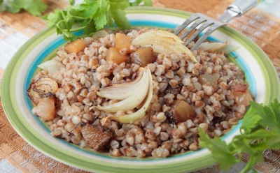 В правильной компании гречка перестанет быть скучной: добавьте к каше еще парочку ингредиентов — и наслаждайтесь невероятным вкусом