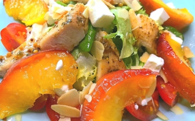 Сладкий, пикантный, неожиданный: персики превращают этот салат в шедевр — курочка заиграет новыми красками с новым рецептом