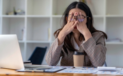 Выгорание — это не просто усталость: психолог объяснил, почему разряжается «внутренний аккумулятор»