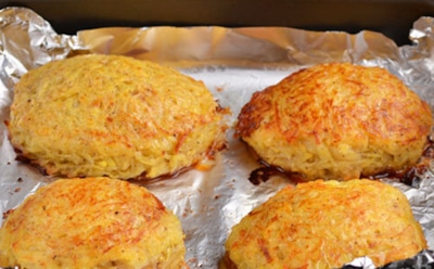 Курочка в шубке — это вкусно: рассказываем, как превратить обычные котлеты в гастрономический шедевр — держите рецепт