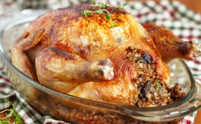 Вкус — в гречке, гречка — в курочке: этой фаршированной птичке определенно есть, чем удивить вас и ваших гостей — подавайте на стол