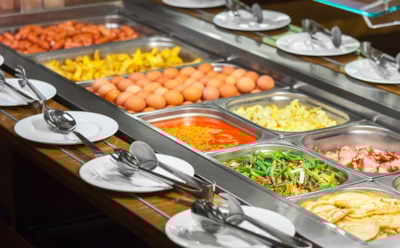 Рай на тарелке — ад в желудке: россиянам рассказали, чем опасен шведский стол и как спасти пищеварение на отдыхе