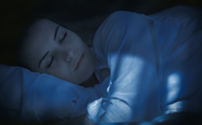 Температура в норме — а простыня мокрая: врач объяснила, что вызывает пот ночью без видимых причин