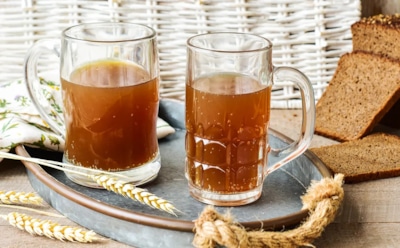 Квас квасу рознь: россиянам рассказали, как отличить живой напиток от сладкой подделки