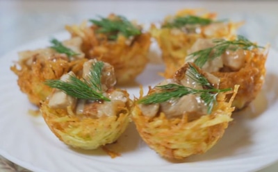 Хрустящие корзиночки, таящие мясо — идеальный сюрприз: узнайте, как подать свинину в картофельной оболочке — лучшее блюдо для праздника