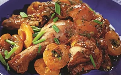 Фрукты подаю на горячее: эта курица с абрикосами удивит вкусом и станет гвоздем семейного ужина