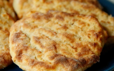 Осталась картошка со вчерашнего ужина — пир обеспечен: эти лепешки дарят ощущение праздника даже в самый тоскливый день