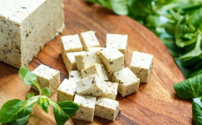 Не отличишь от настоящей: эта веганская фета ни в чем не уступит молочному оригиналу — убедитесь сами