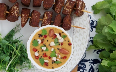 Индонезийская классика на веганский лад: этот пряный темпе с арахисовой заправкой станет вашей любимой альтернативой мясу