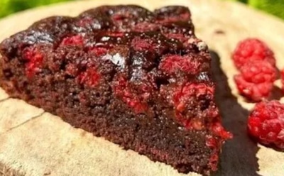Десерт, покоряющий с первого кусочка: этот шоколадный брауни с малиной затмит любые другие десерты этим вечером