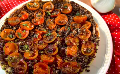 Французский акцент в постном меню: попробуйте перевернутый пирог с помидорами и чечевицей — вкусно, сытно и без капли молочного