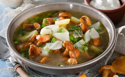 Лисички в тарелке — залог вкусной трапезы: этот суп станет главным хитом вашего обеденного стола