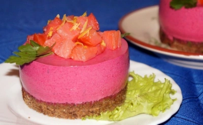 Необычный гость на праздничном столе: этот свекольный чизкейк с семгой станет яркой альтернативой классическим закускам