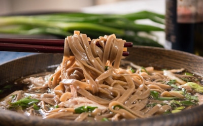 Окрошку можно сделать и по-корейски: после этого освежающего нэнмёна жара уже никого не испугает